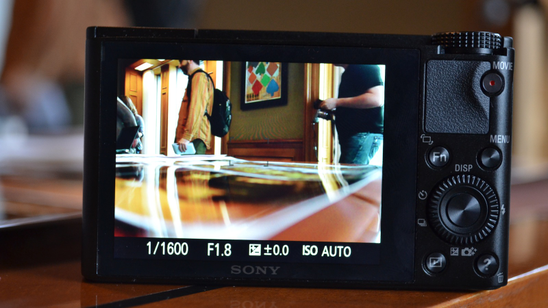 Illustration for article titled Sony RX100: This Is How You Cram a 1-Inch Sensor and Wide Aperture Lens Into a Point-and-Shoot Body